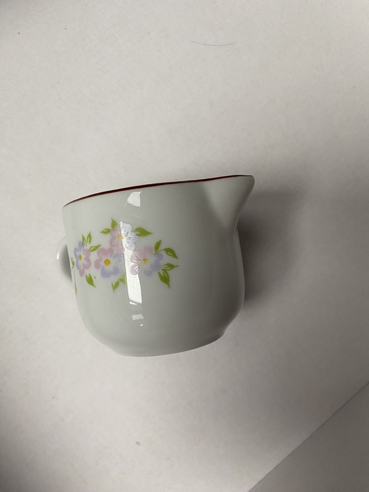 Porcelana w zdobienia z kwiatami