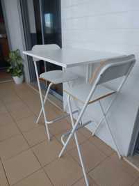 Bancos/cadeiras altas + Mesa rebatível para parede