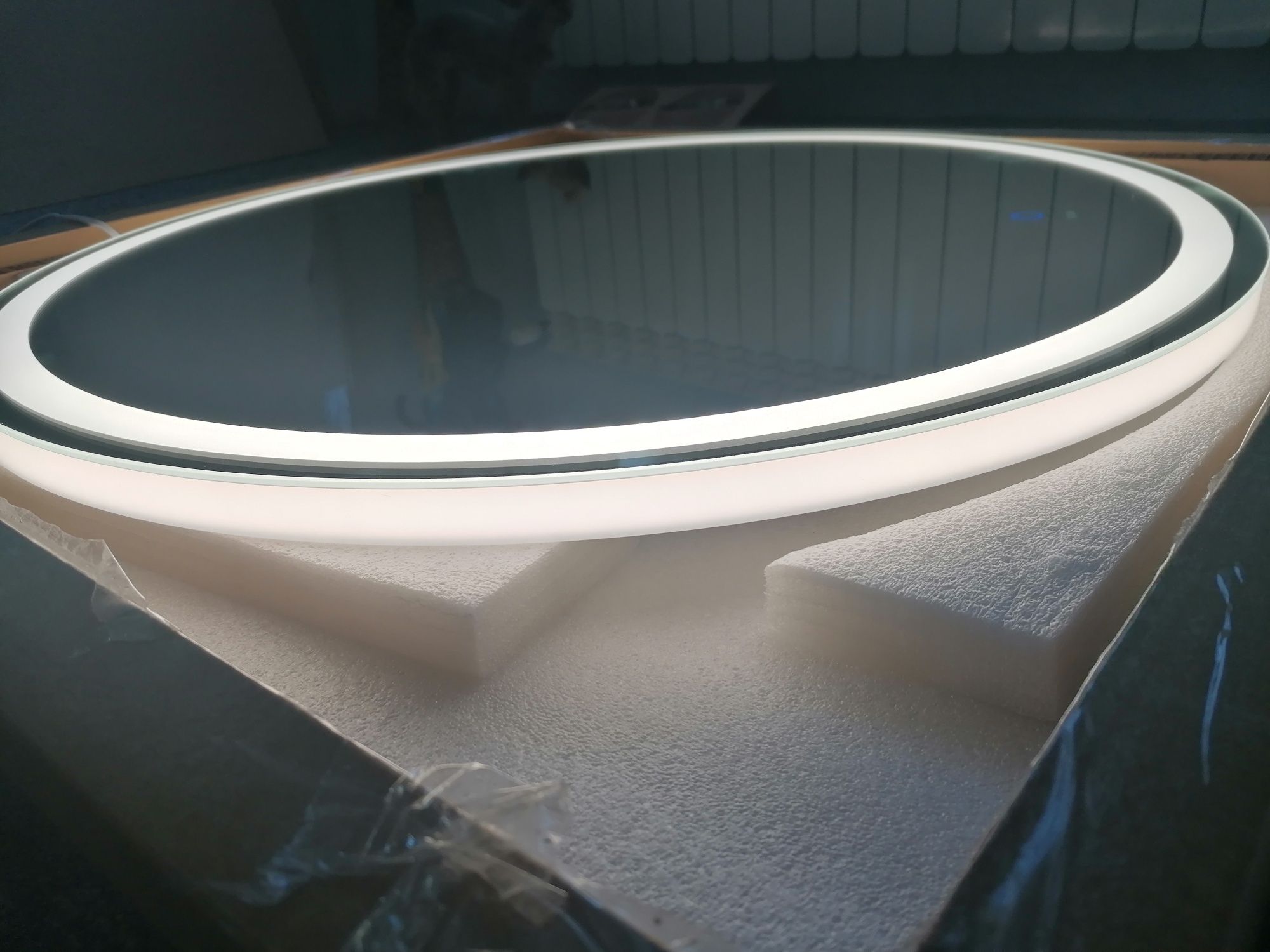 Lustro z oświetleniem LED