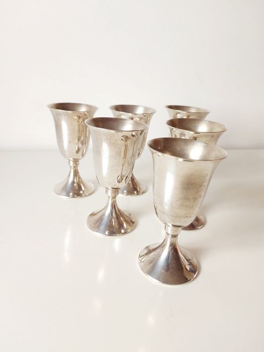 Conjunto de 6 calices em casquinha. Banho de prata.
Peças com banho de