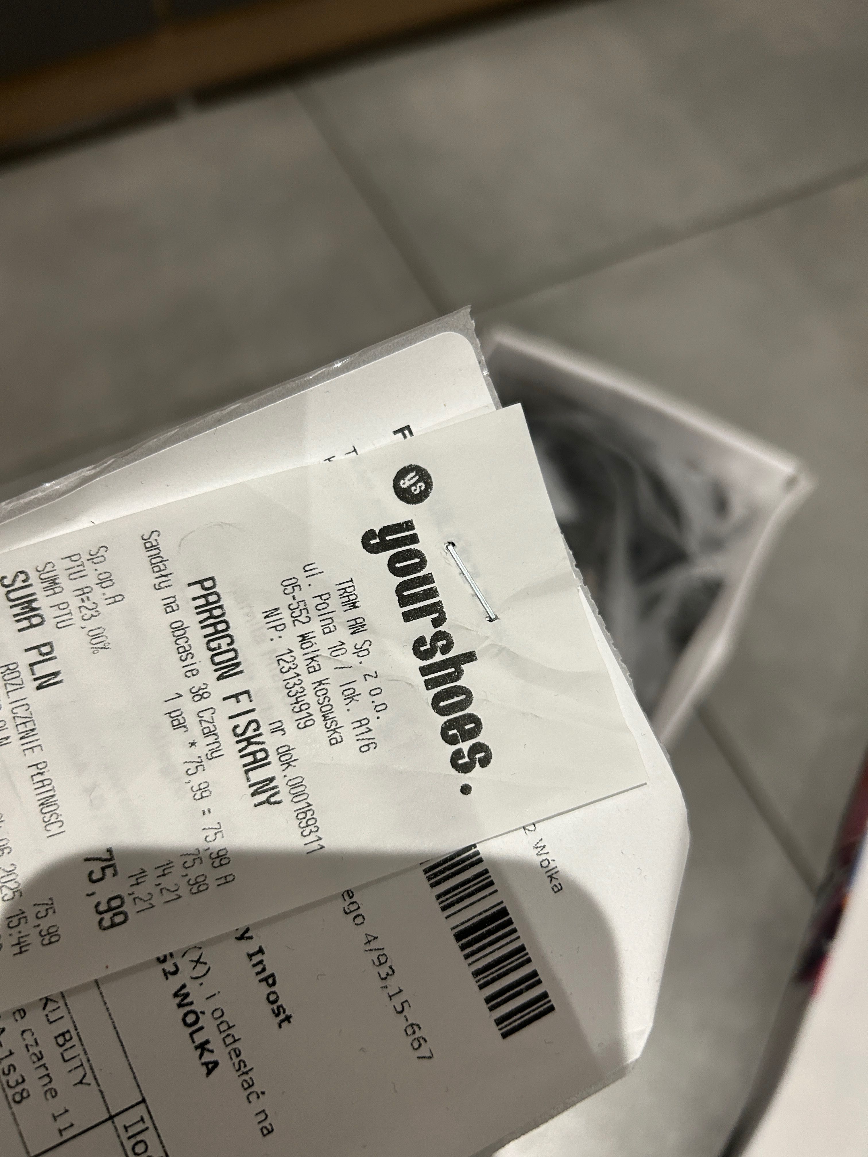 Buty na słupku. Nowe, tylko przymierzone.