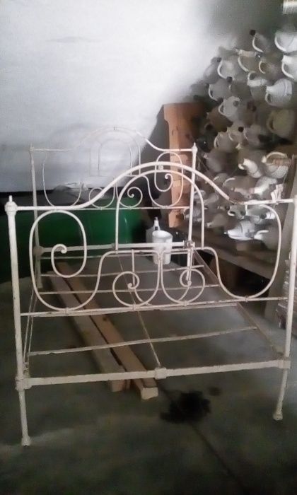 Leito/Cama de ferro com Floral