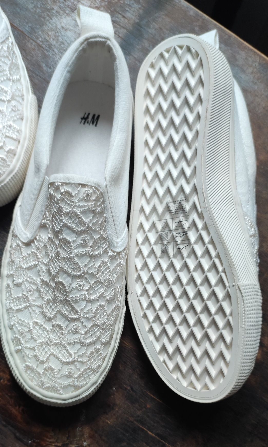 H&M мокасини сліпони білого кольору 
Мокасини сліпони білого
