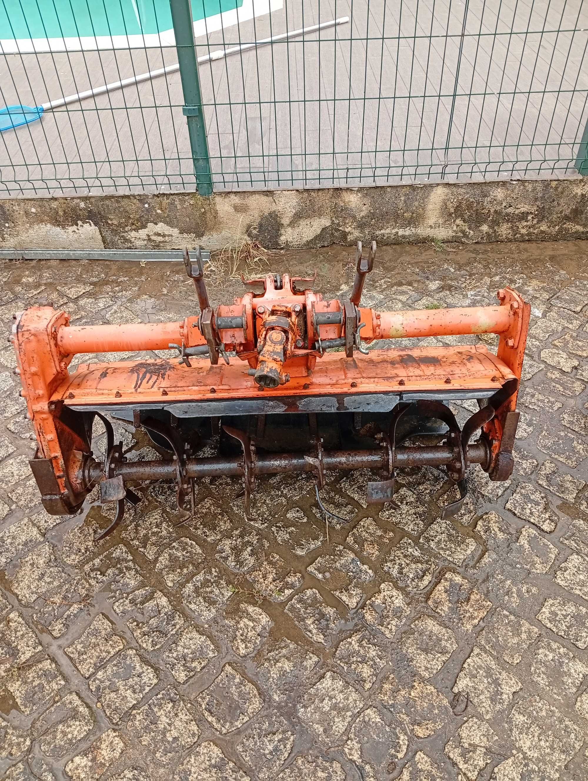 Kubota B7000 com alfaias