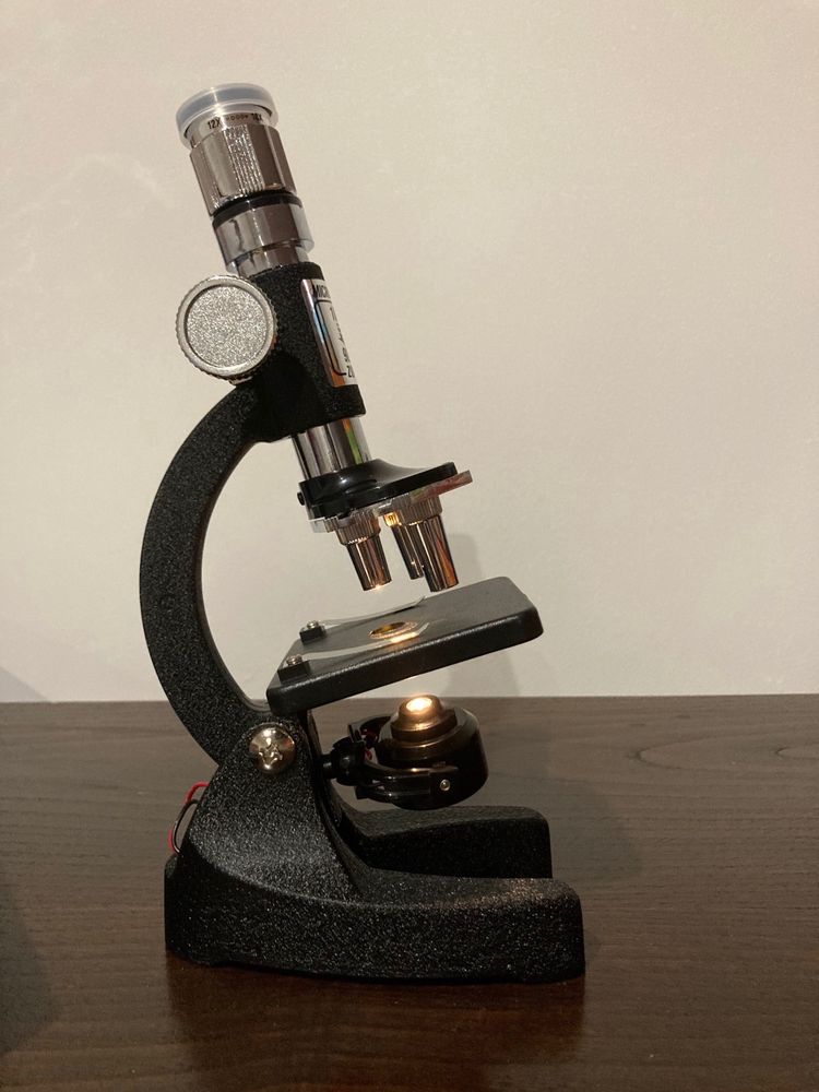 Microscópio e acessórios