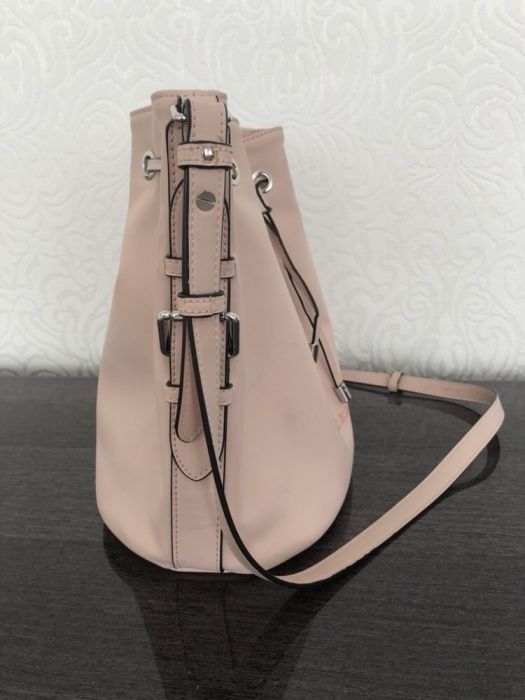 Piękna torba worek ARMANI JEANS torebka pudrowy róż na pasku