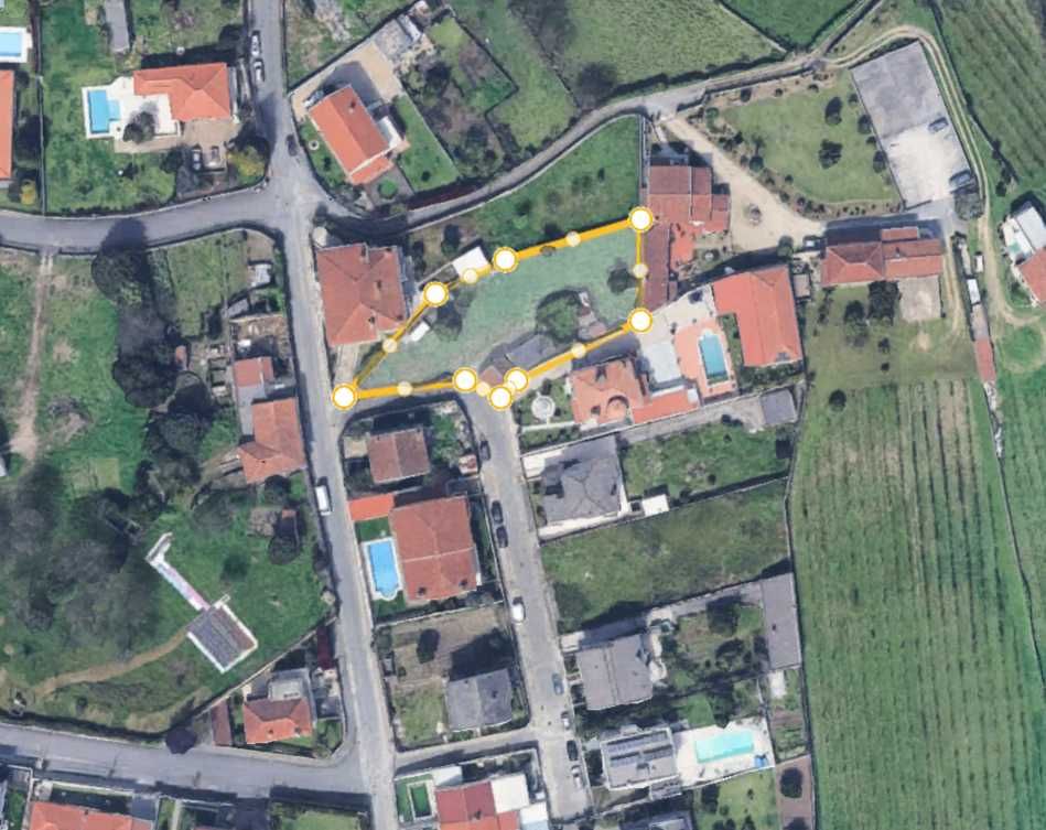 Terreno com 2 Casas em Ruínas – 4 min da A11 e 12 min a pé do comboio