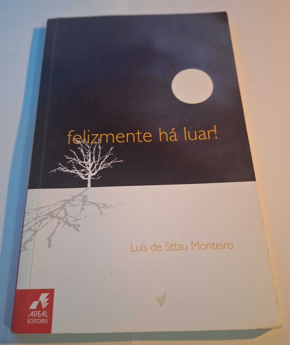 Livro Felizmente há Luar