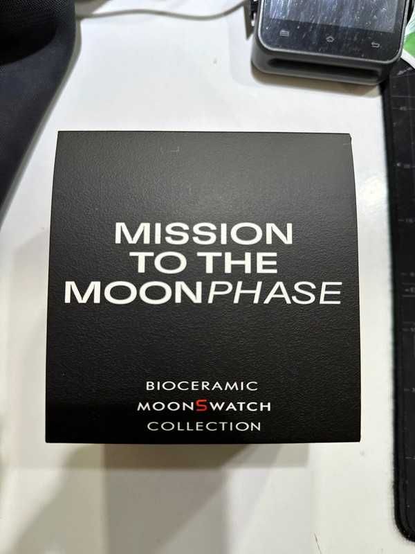 Omega x Swatch - Mission de phase de lune noire Snoopy - SO33B700