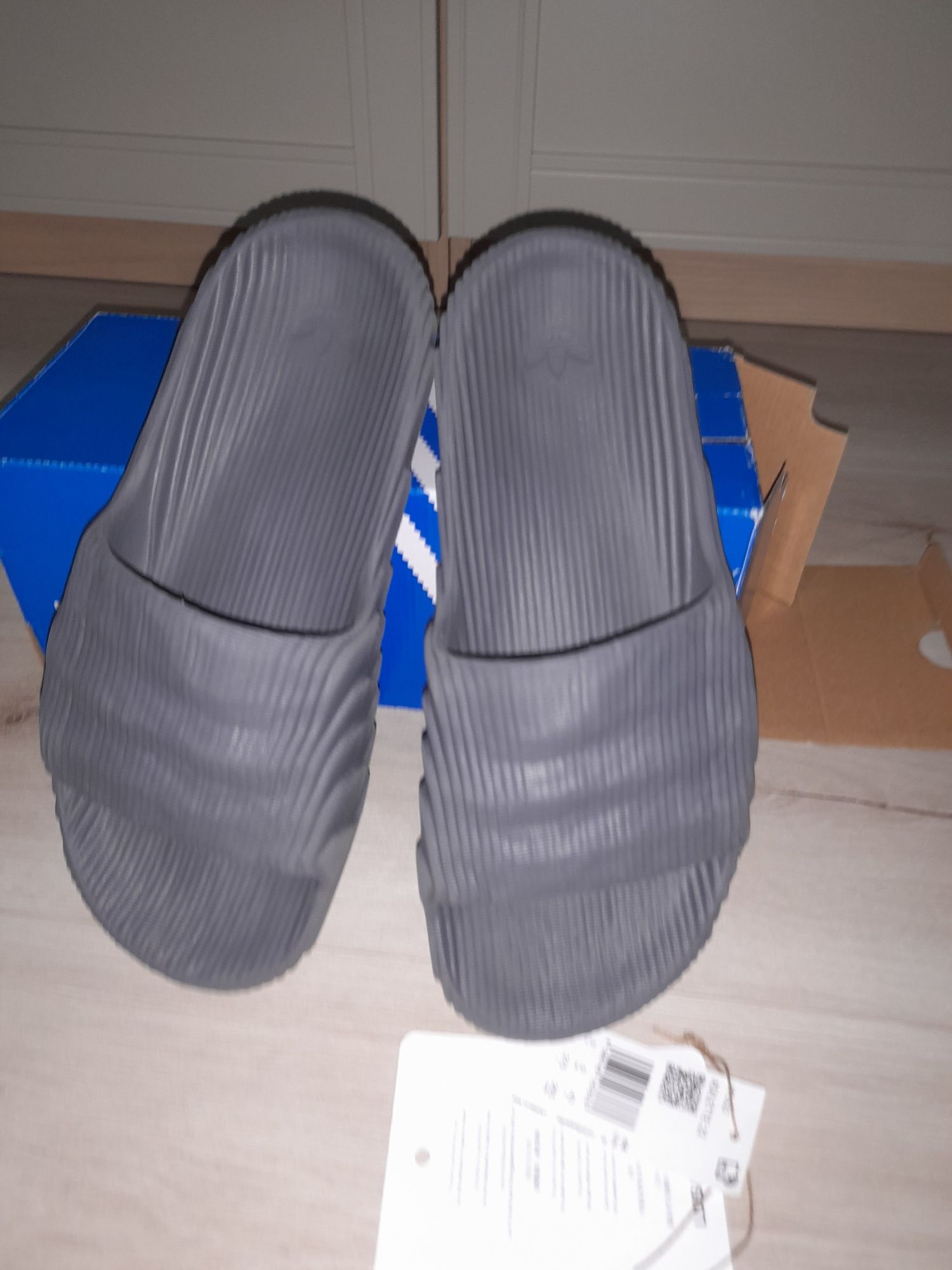 Klapki młodzieżowe, Adidas Adilette 22, grafit, rozm. 43