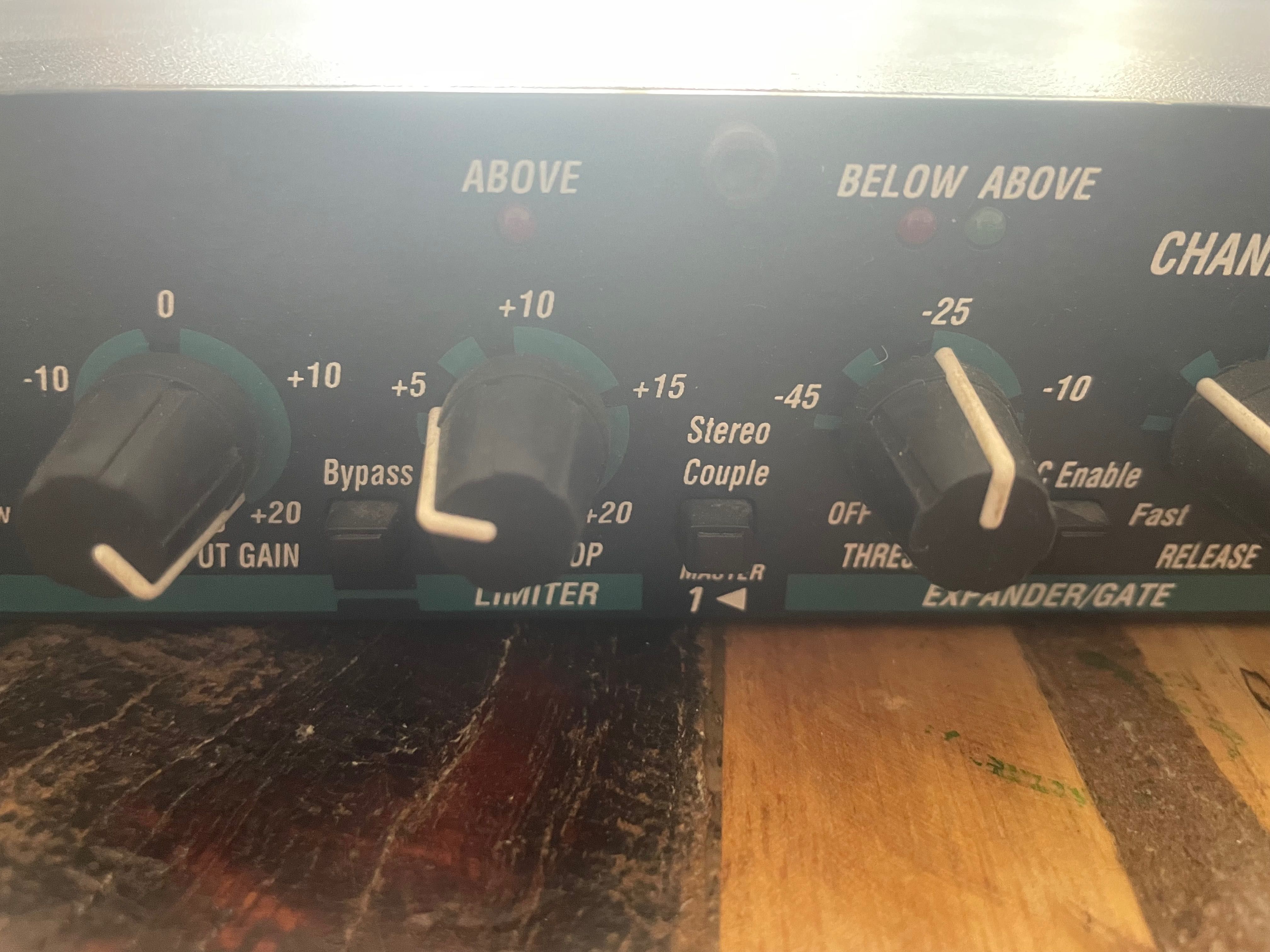 Compressor/limiter/gate dbx 166XL