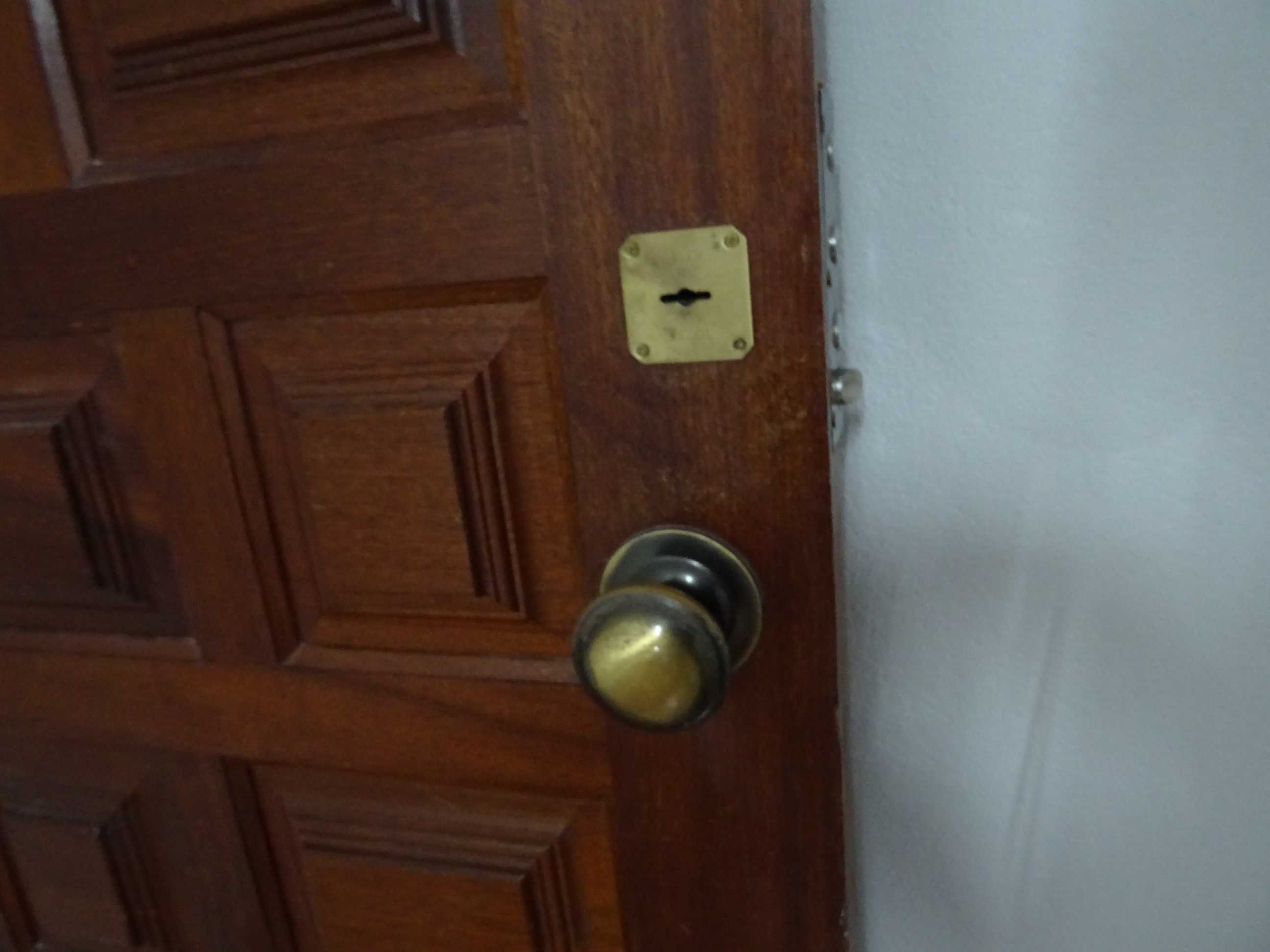 Porta em Madeira Para Exterior / Entrada em Apartamento