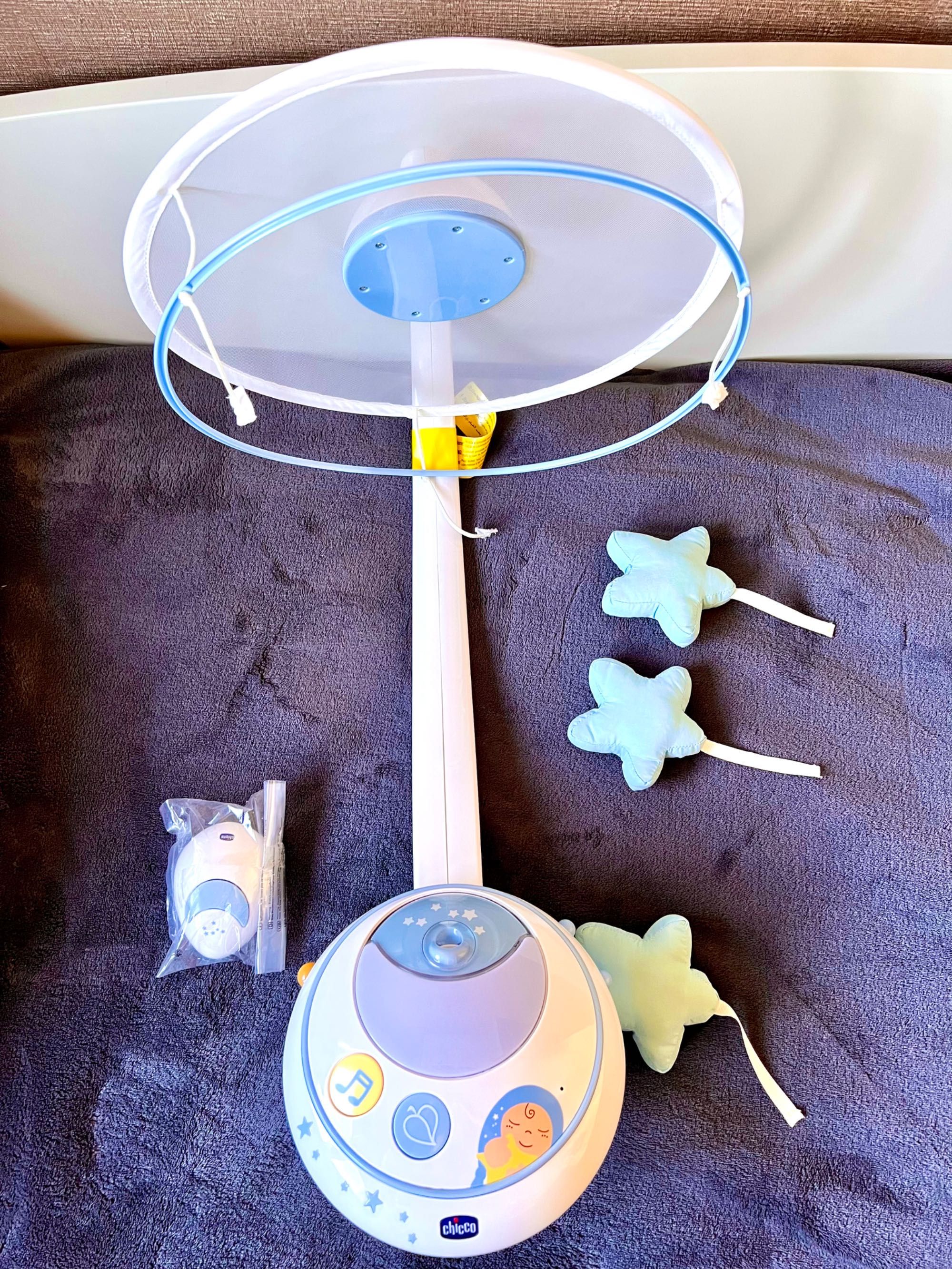 Mobile CHICCO azul e branco com música e luz de relaxamento