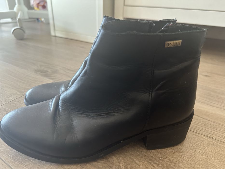 Botins pretos pele