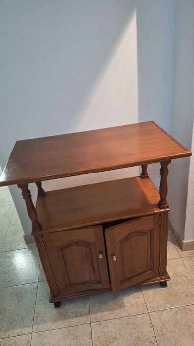 Mesa de televisão castanho claro