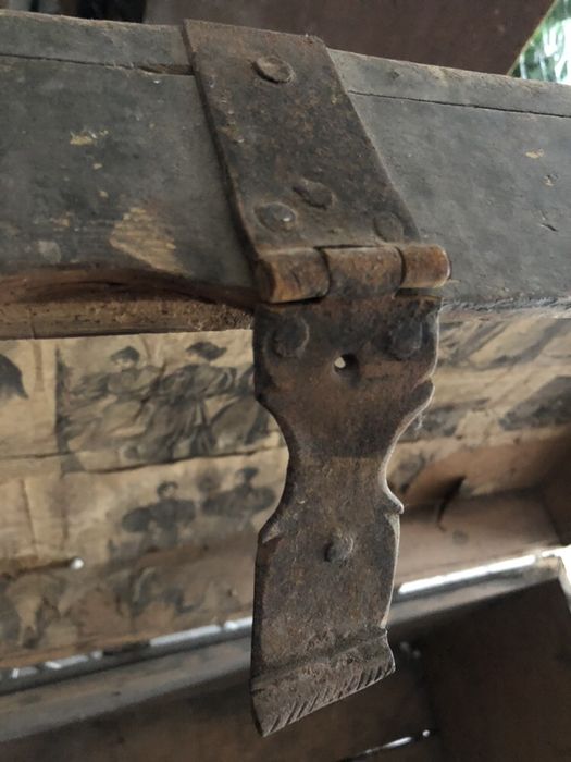 Kolekcjonerska skrzynia drewniana, kufer, metalowe okucia, stara prasa
