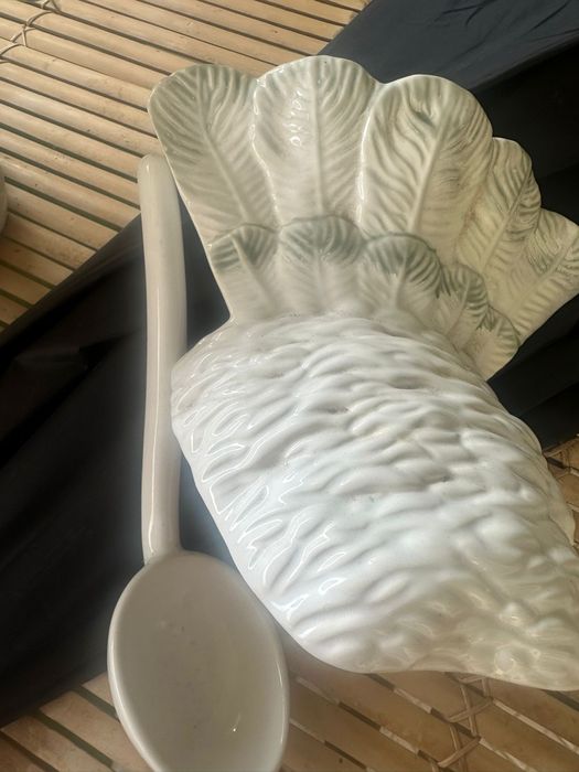 Terina com tampa é concha em forma de peru