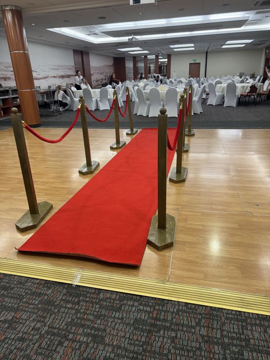 Słupki odgrodzeniowe hotelowe czerwony dywan vip dekoracja ślub urodzi