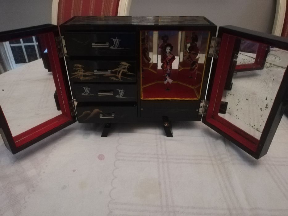 Guarda joias chinês com bailarina e musica.