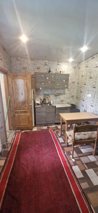 Полтава. 2ком с пакоместом 1эт 1эт дома 8000 и сч.рядом  Юракадемия .