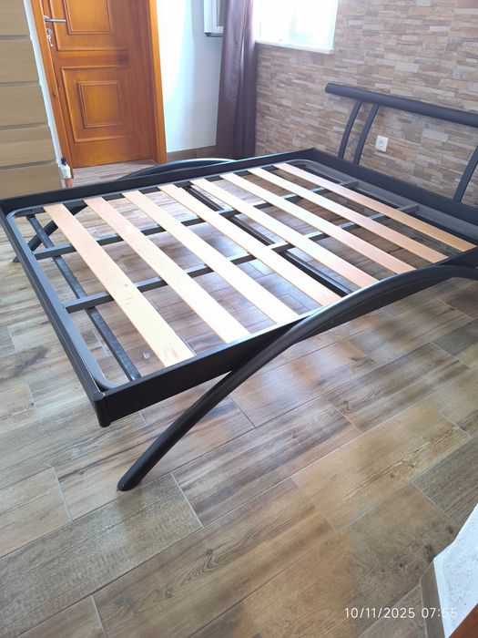 Cama em ferro de casal