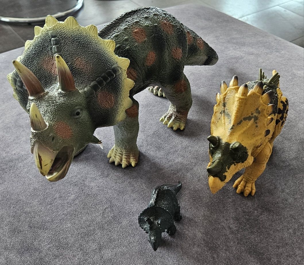 Jurassic World REALICERATOPS Dino Trackers trzy dinozaury triceratopsy