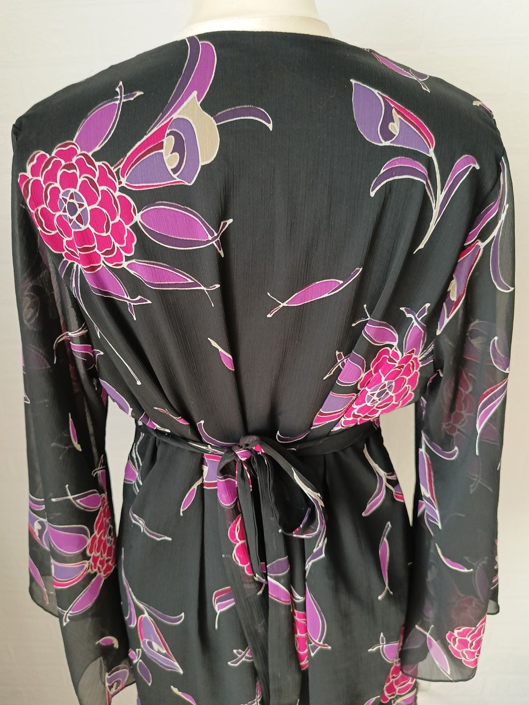 Czarna tunika w różowo-fioletowe wzory