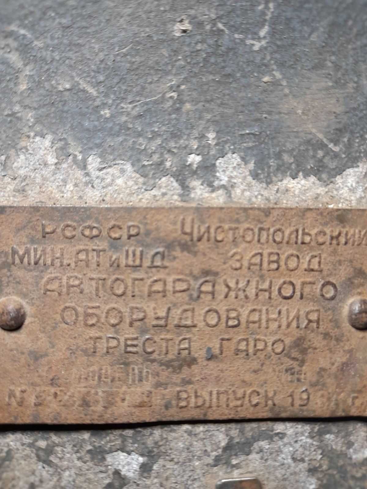Станок для проточки фасок клапанів двигунів внутрішнього згорання