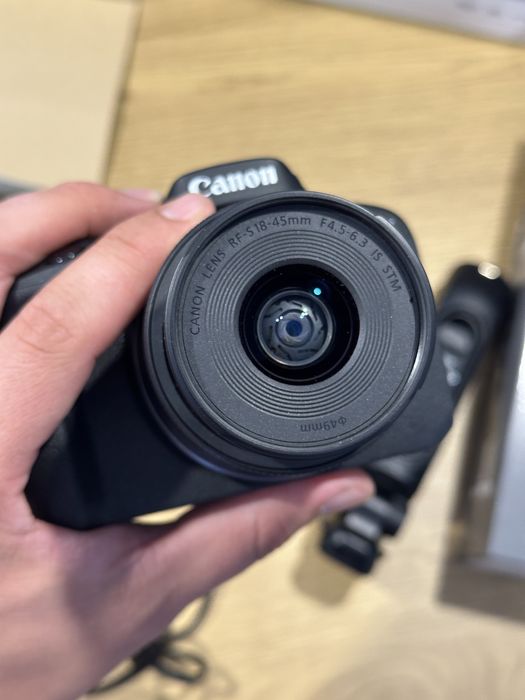 Фотоапарат Canon EOS R50 + Canon HG-100TBR та мікрофоном Canon DM-E100