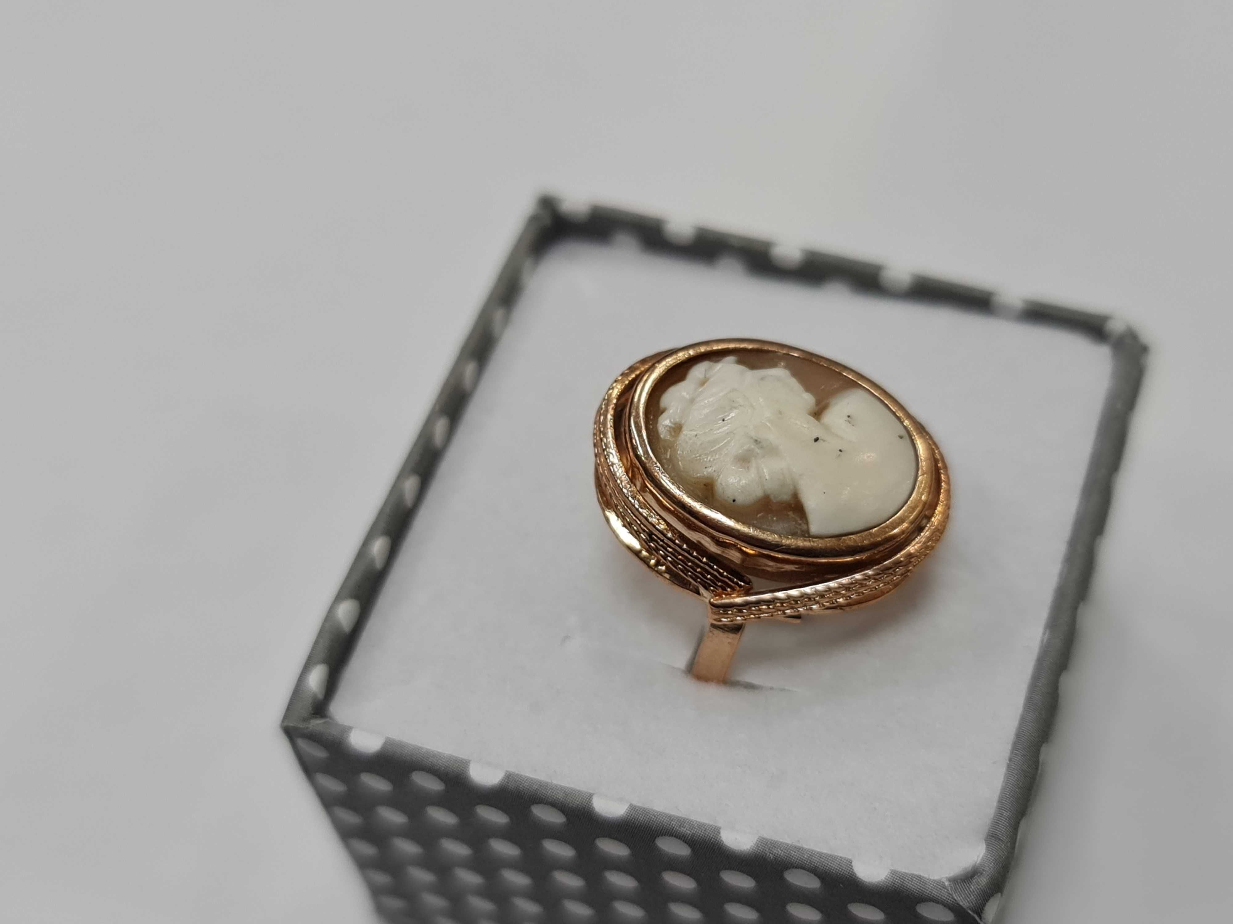 II poł. XX wieku! Złoty pierścionek/ 750/ 4.58 gram/ Kamea/ R12