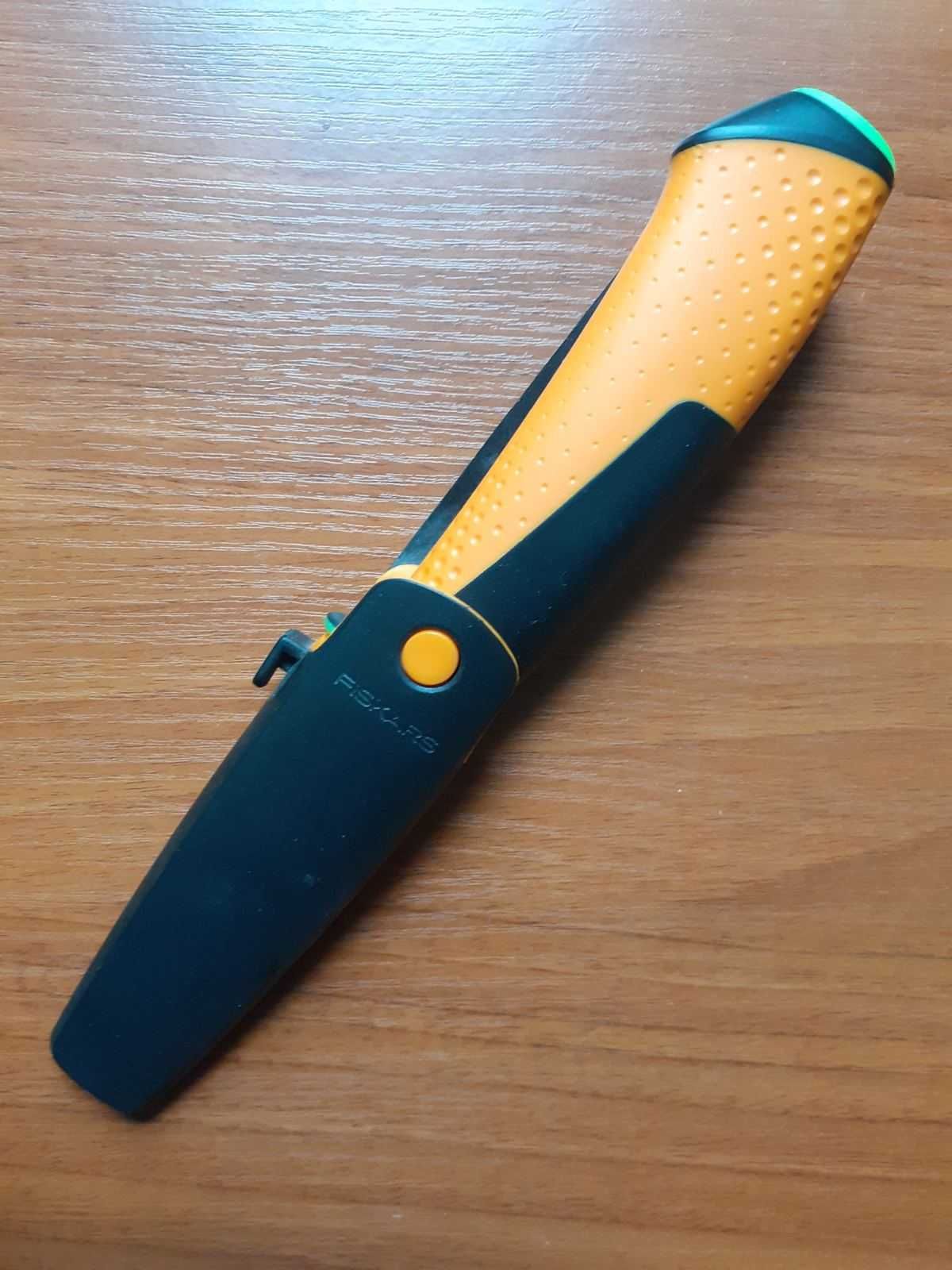 ніж для важких робіт з точилкою Fiskars
