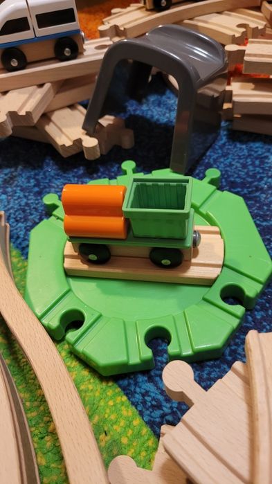 Mega zestaw drewnianych torów i pociągów od IKEA. Stan: idealny