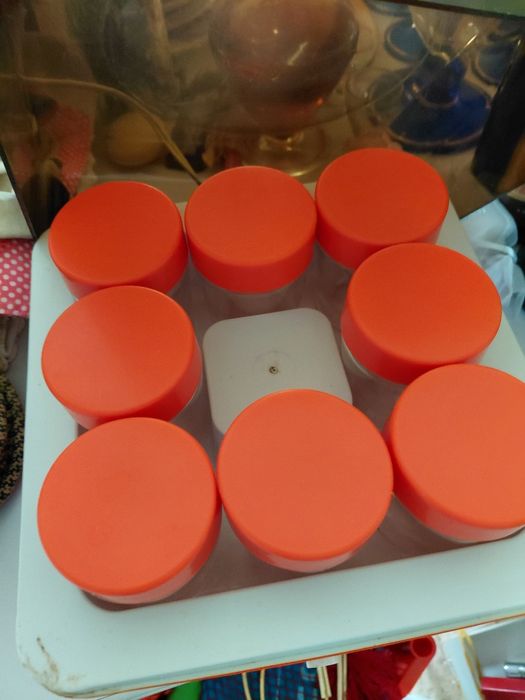 Iogurteira SEB, com 8 frascos de vidro com tampa. A funcionar