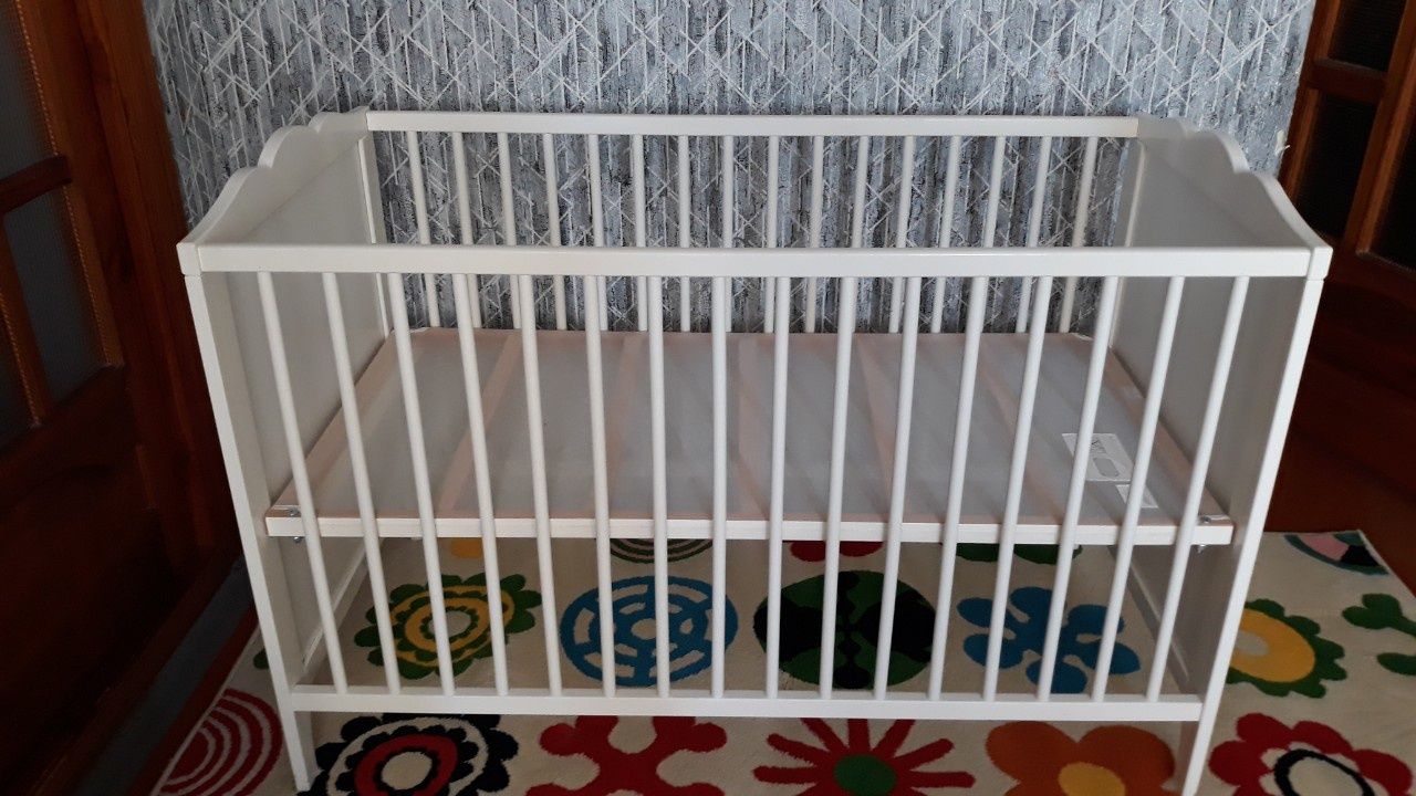 Ліжко  та пеленатор для немовлят  IKEA HENSVIK, 202.485.29. 298.280.90