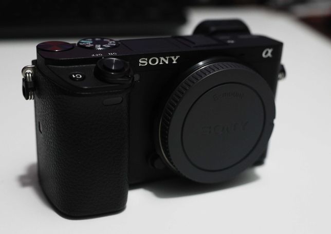 Sony a6400 aparat bezlusterkowiec lepszy auto-focus niż w a7iii