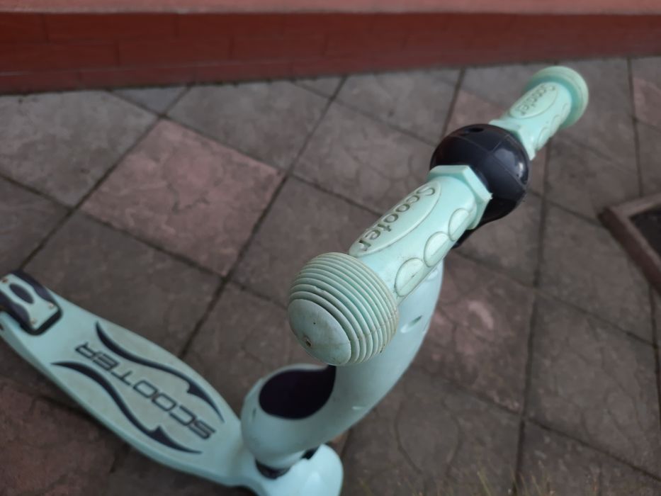 Дитячий самокат мятного кольору