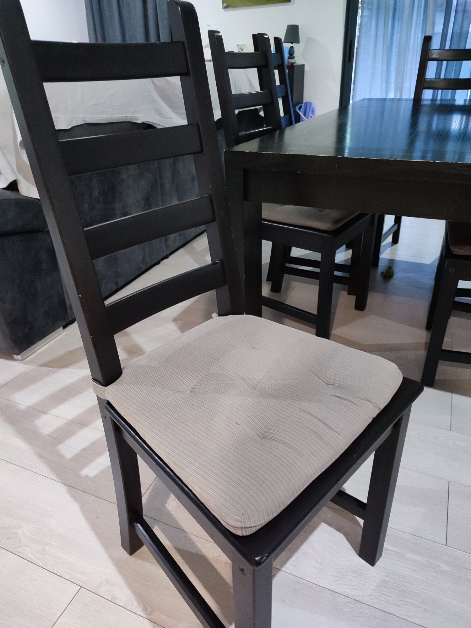 Mesa extensível+ 6 cadeiras com almofada