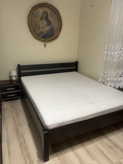 Łóżko firmy Bodzio z materacem, szafka nocna