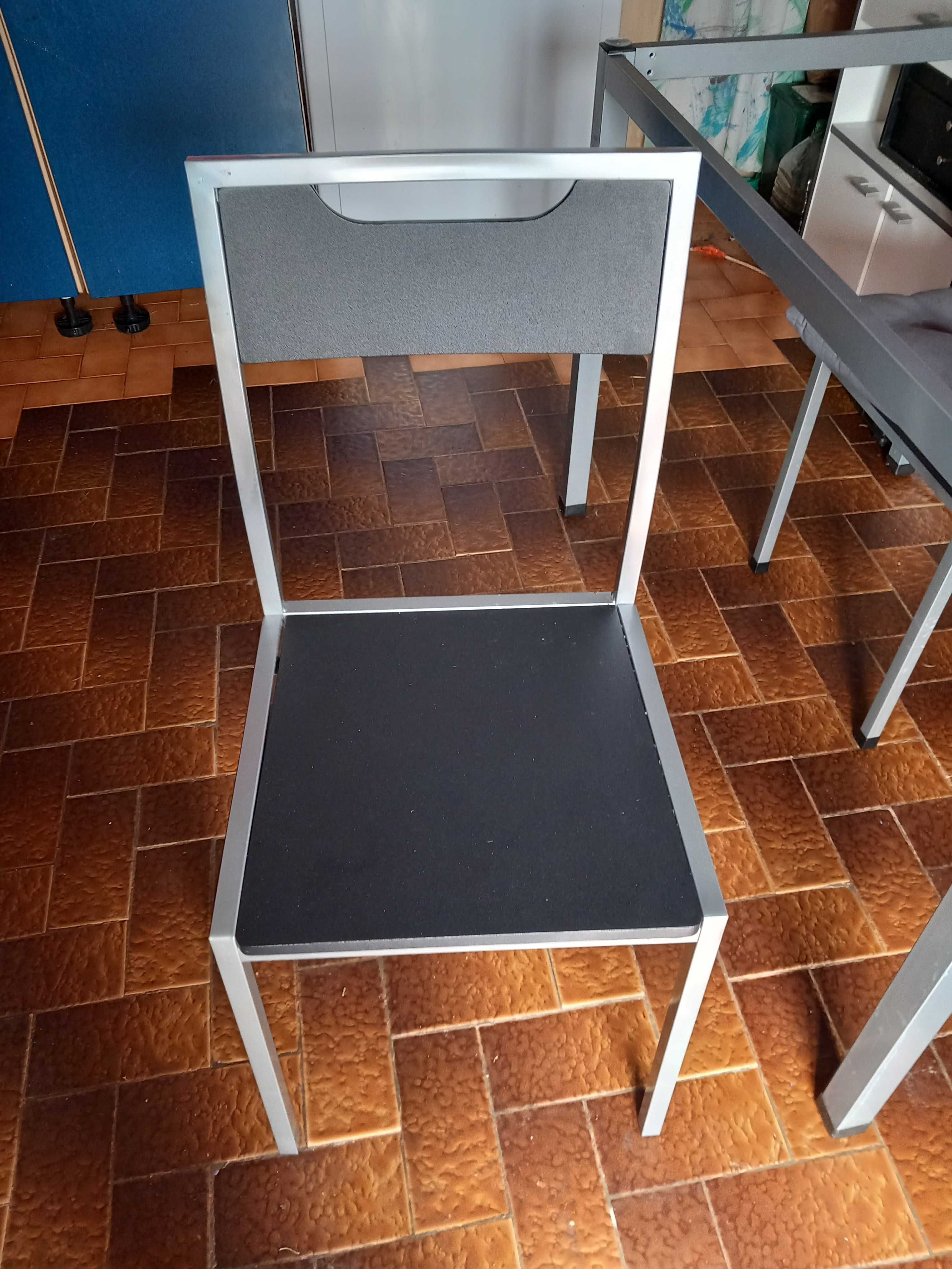 Mesa com vidro prêto