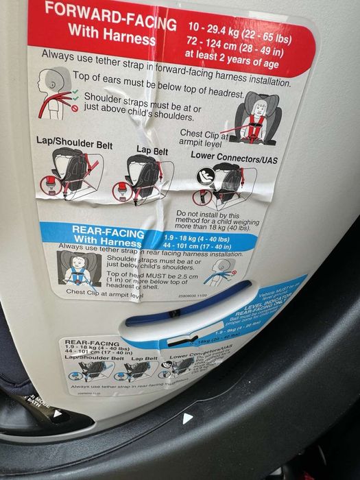 Дитяче автокрісло Evenflo.