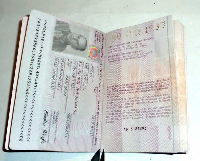 Stary zdeaktualizowany Paszport Polski z 2002r.