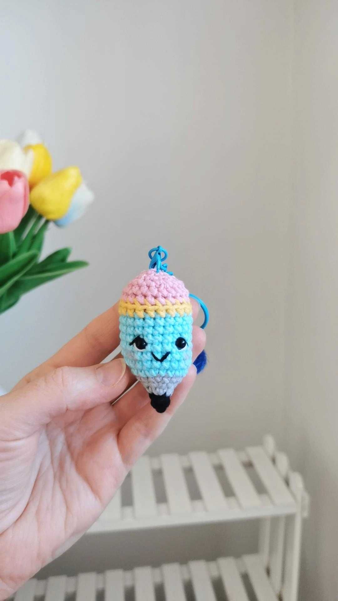 Ołówek na szydełku, brelok, zawieszka handmade