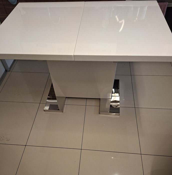 Stół rozkladany biały lakierowany  l+4 krzesla gratis