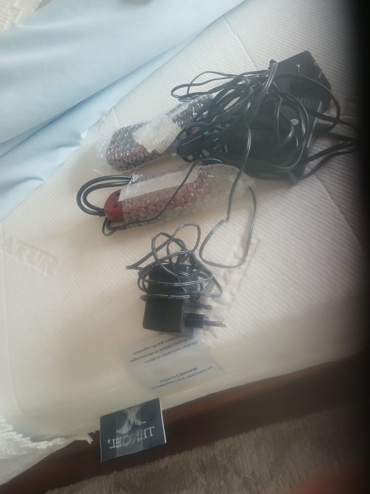 Cama + mesinha cabeceira + colchao massagens