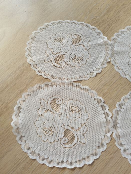 Komplet 4 uroczych białych serwetek