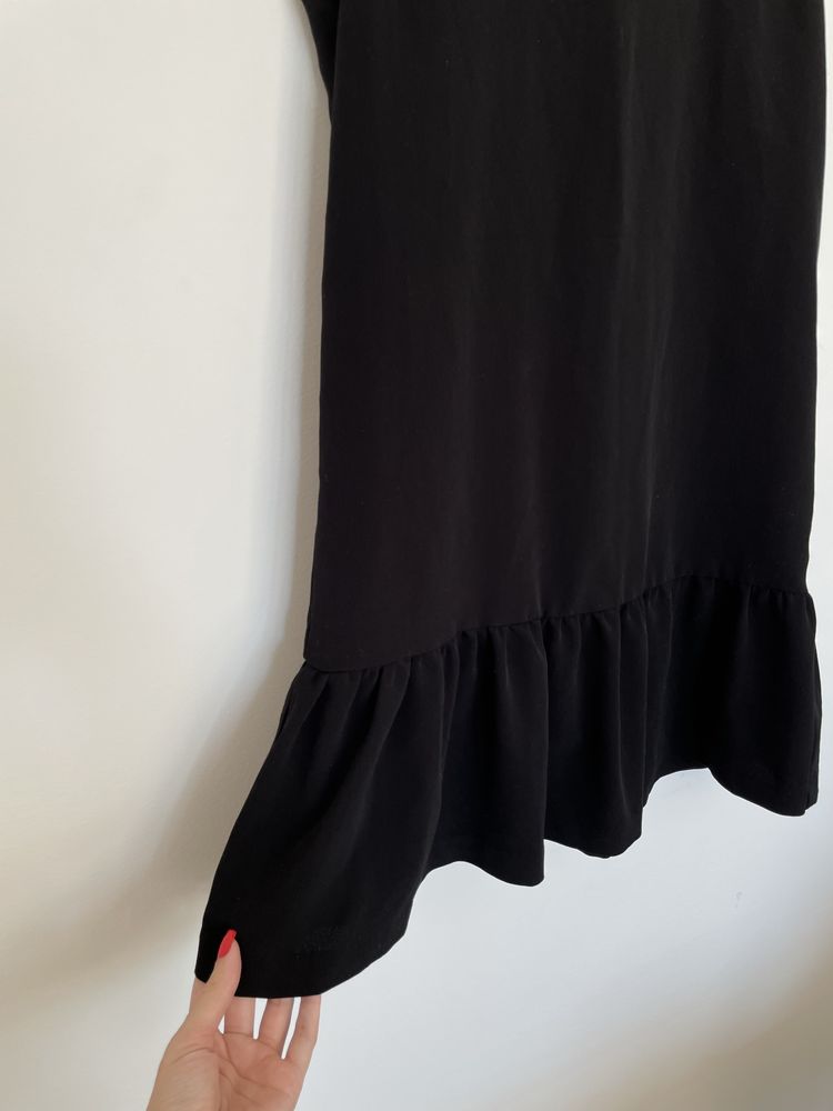 Czarna sukienka elegancka mini baskinka Stradivarius 36/S