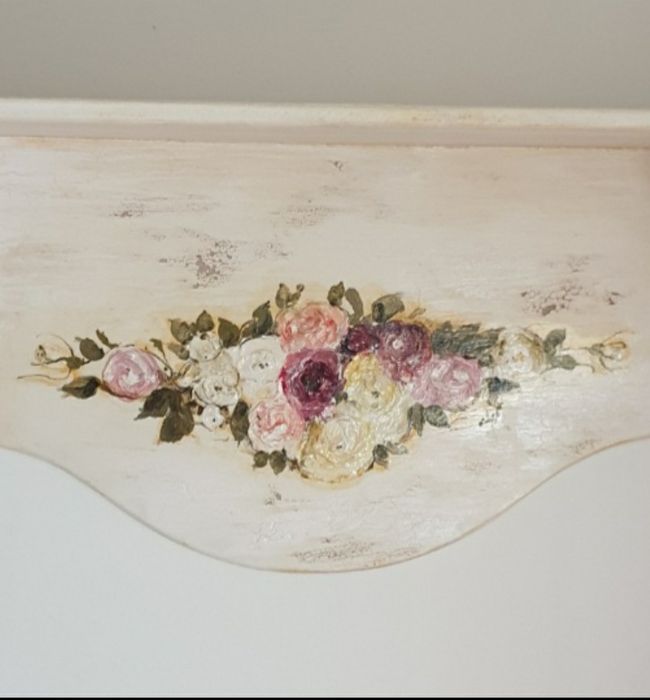 Bielona półka z różami