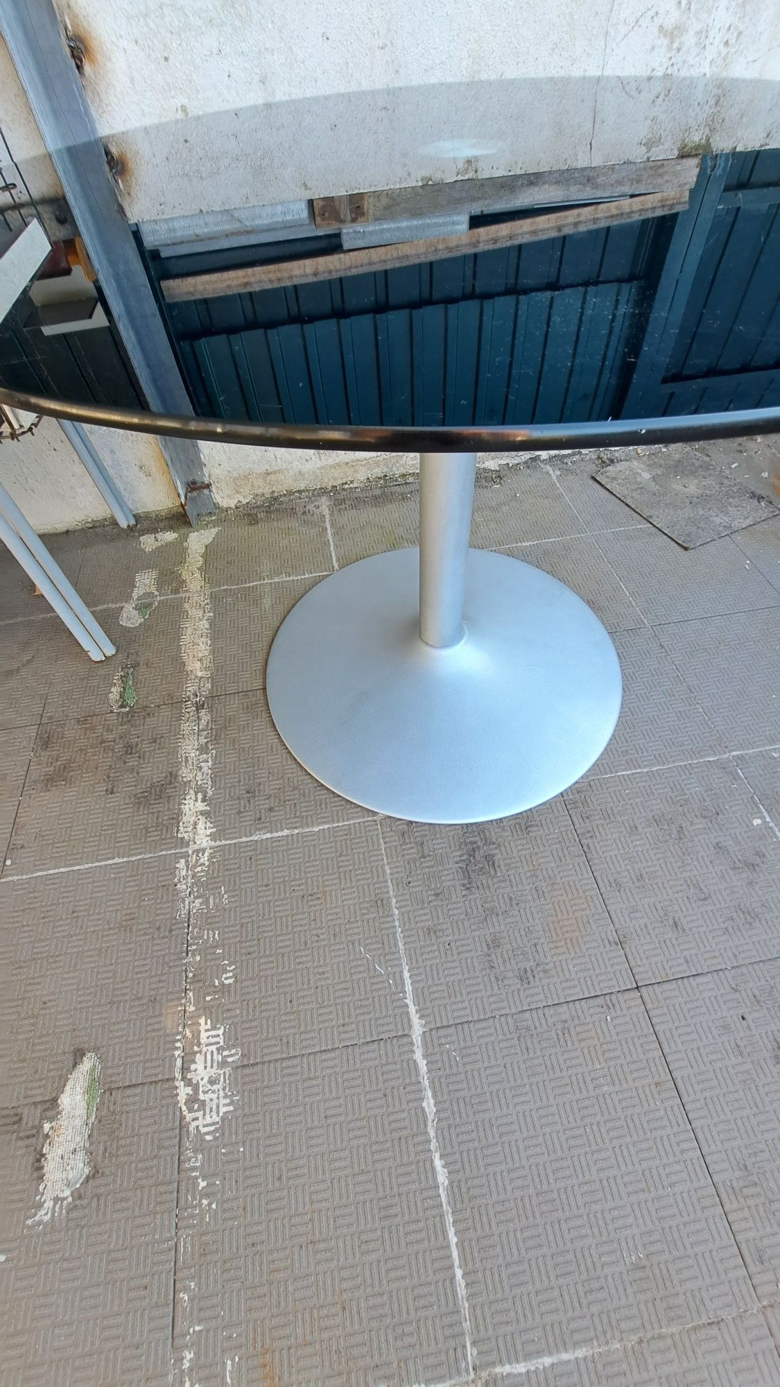 Mesa em vidro negro
