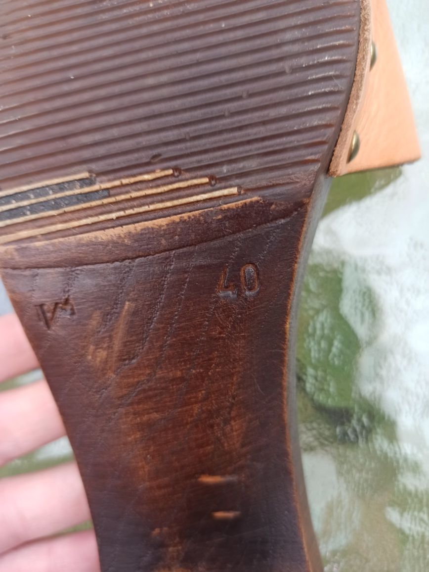 Skórzane klapki na obcasie Marisa Rey r. 40