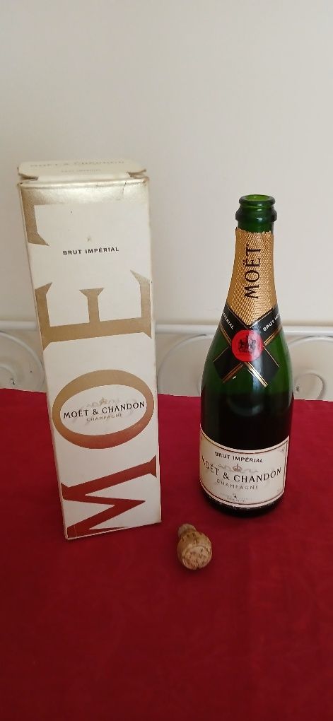 Garrafa Moet & Chandon, vazia